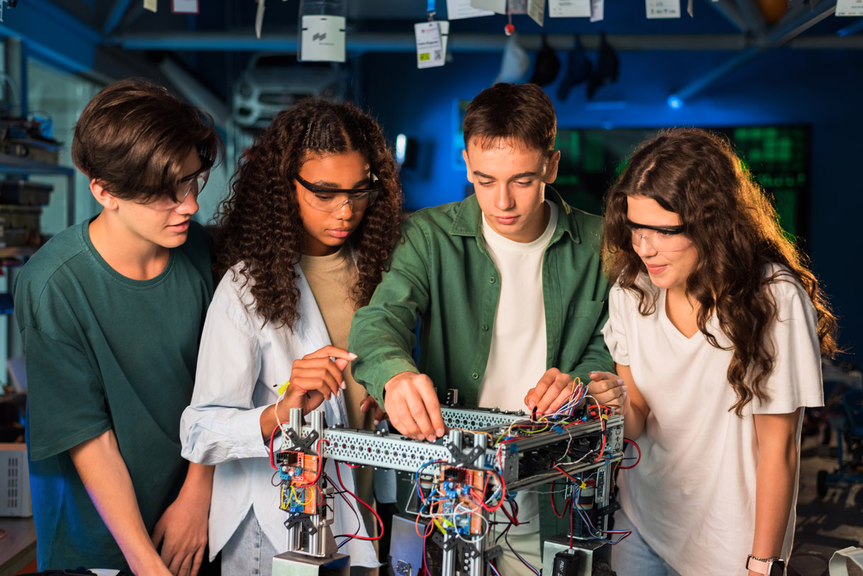 grupo-de-jovenes-haciendo-experimentos-en-robotica-en-un-laboratorio-chicas-con-gafas-protectoras